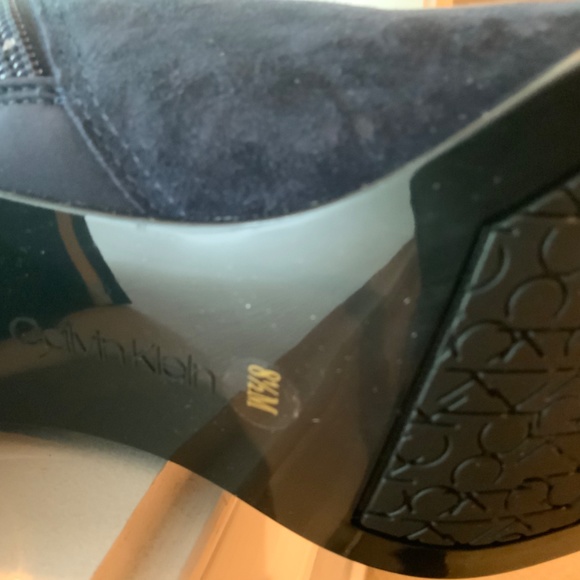 Beautiful Calvin Klein Knee High Suede Boots, Size 8.5 - Picture 4 of 10